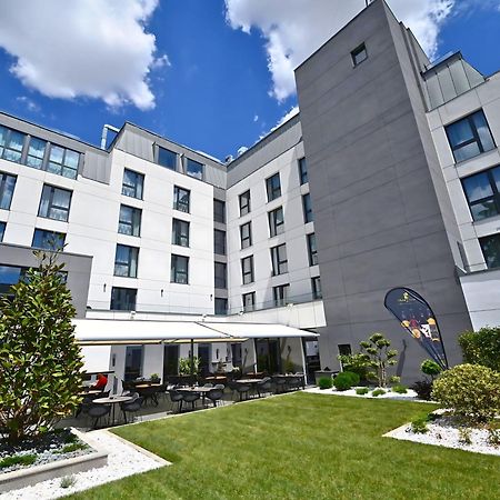 Aniroc Signature Hotel Arad Kültér fotó The courtyard of the new building