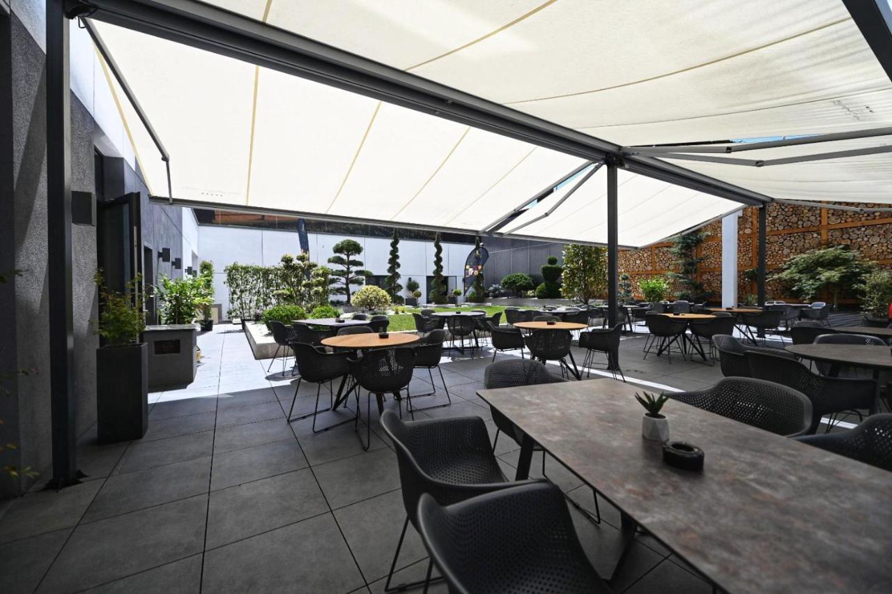 Aniroc Signature Hotel Arad Kültér fotó The rooftop terrace