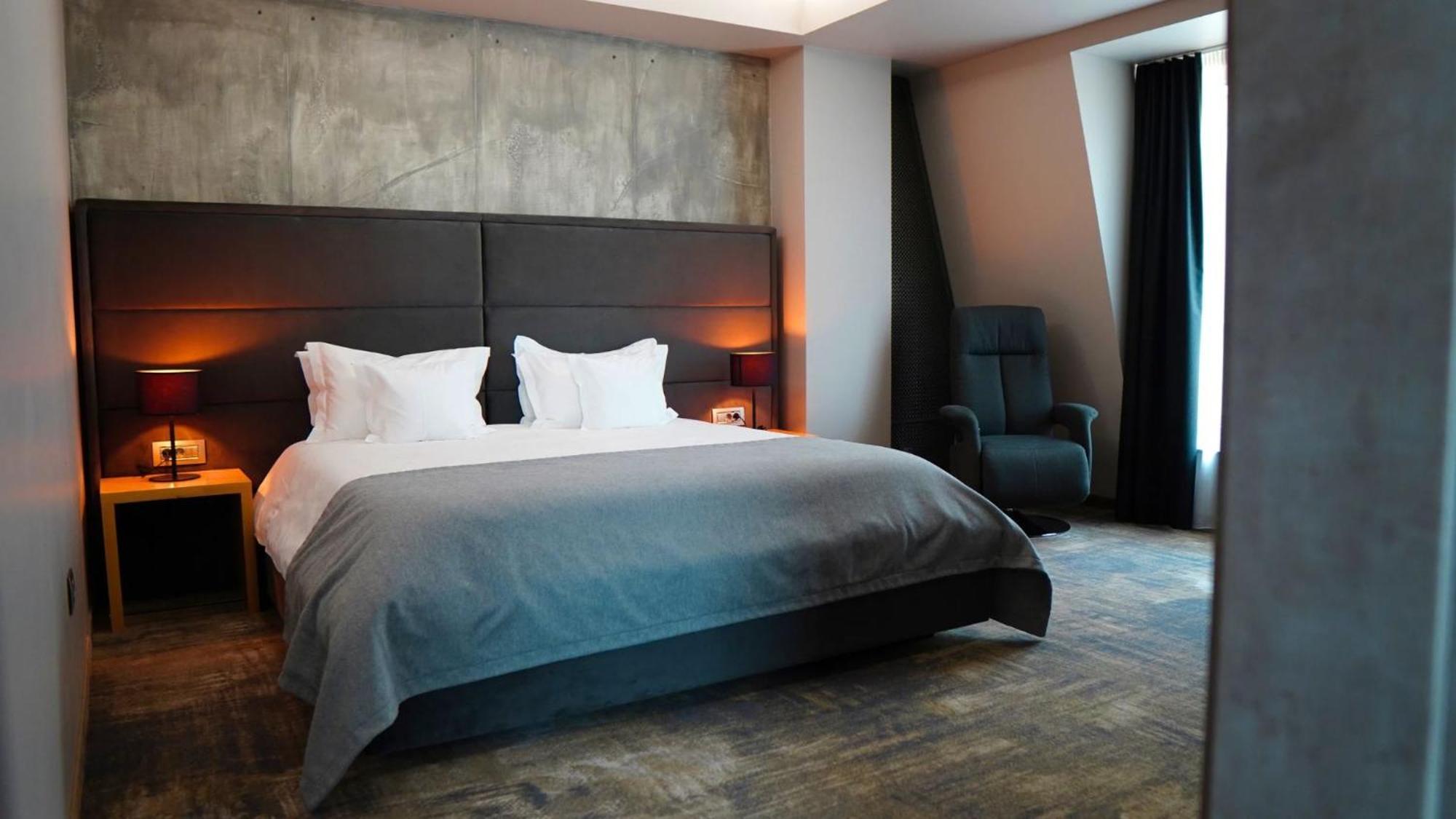 Aniroc Signature Hotel Arad Kültér fotó A room at the hotel