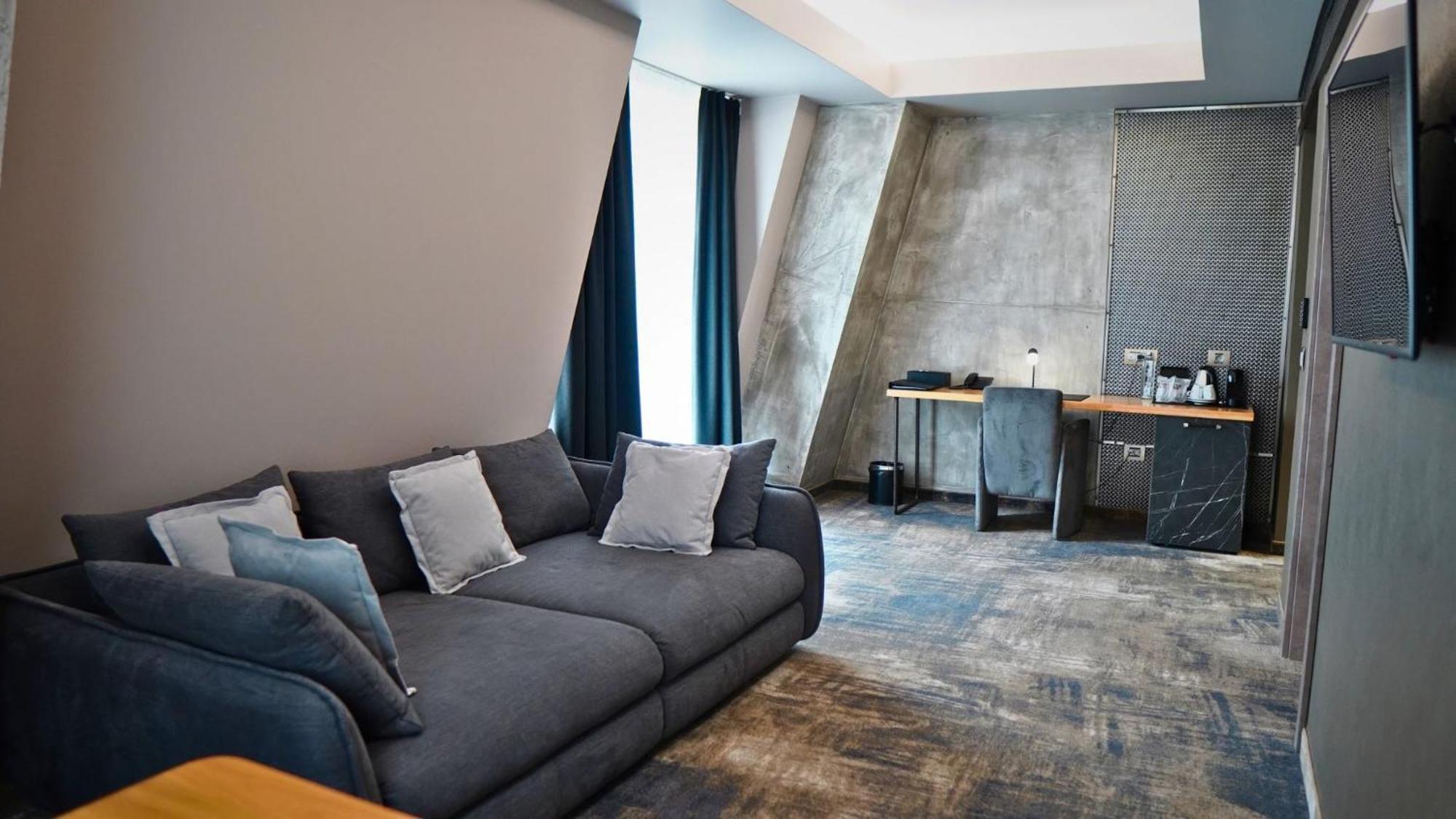 Aniroc Signature Hotel Arad Kültér fotó A suite at the hotel