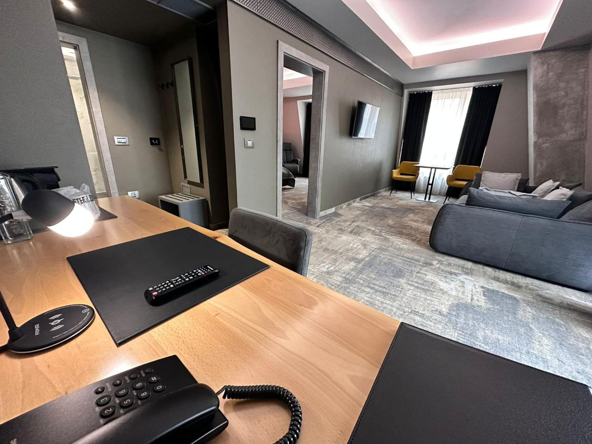 Aniroc Signature Hotel Arad Kültér fotó Suite