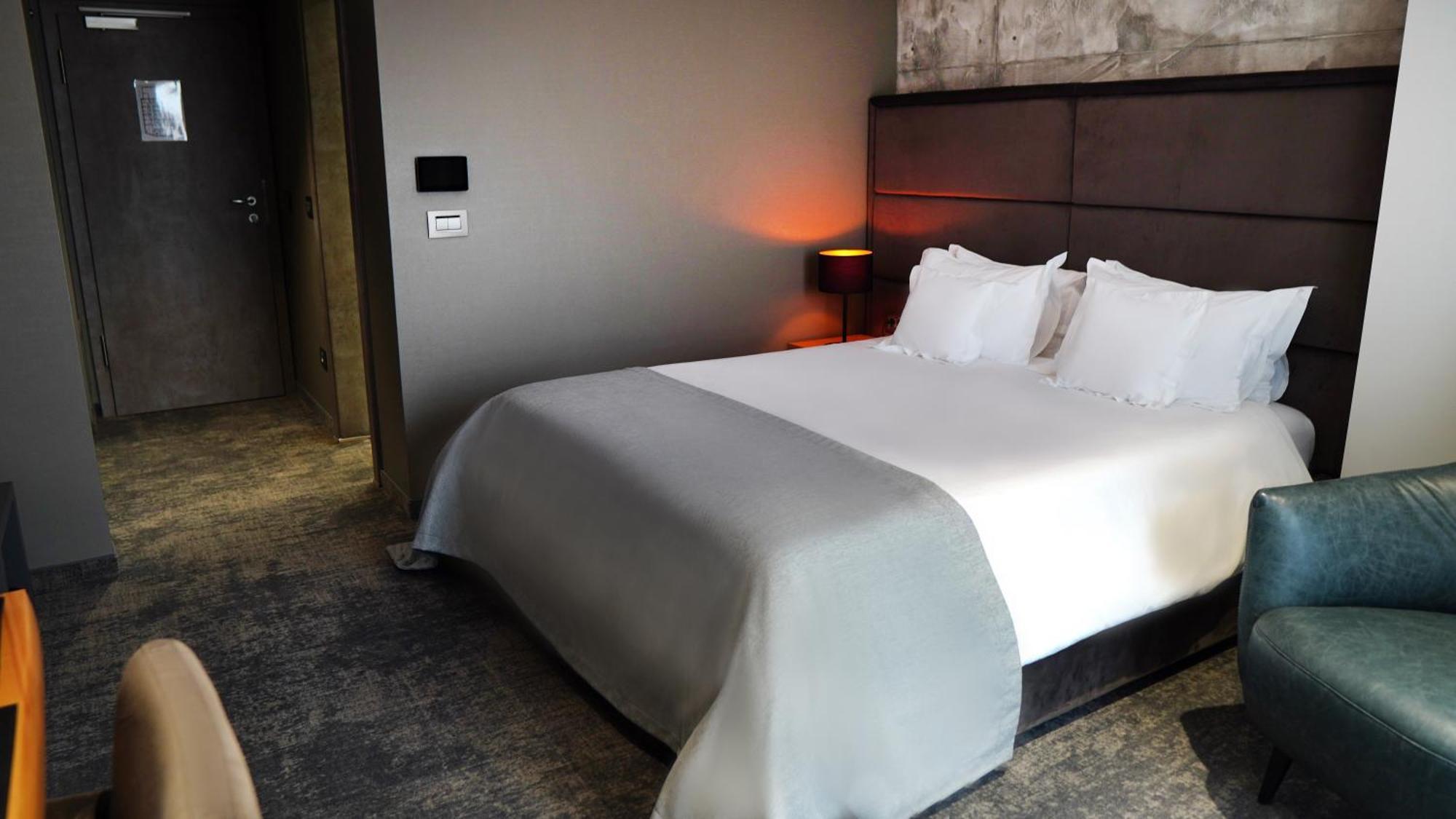 Aniroc Signature Hotel Arad Kültér fotó A room at the hotel