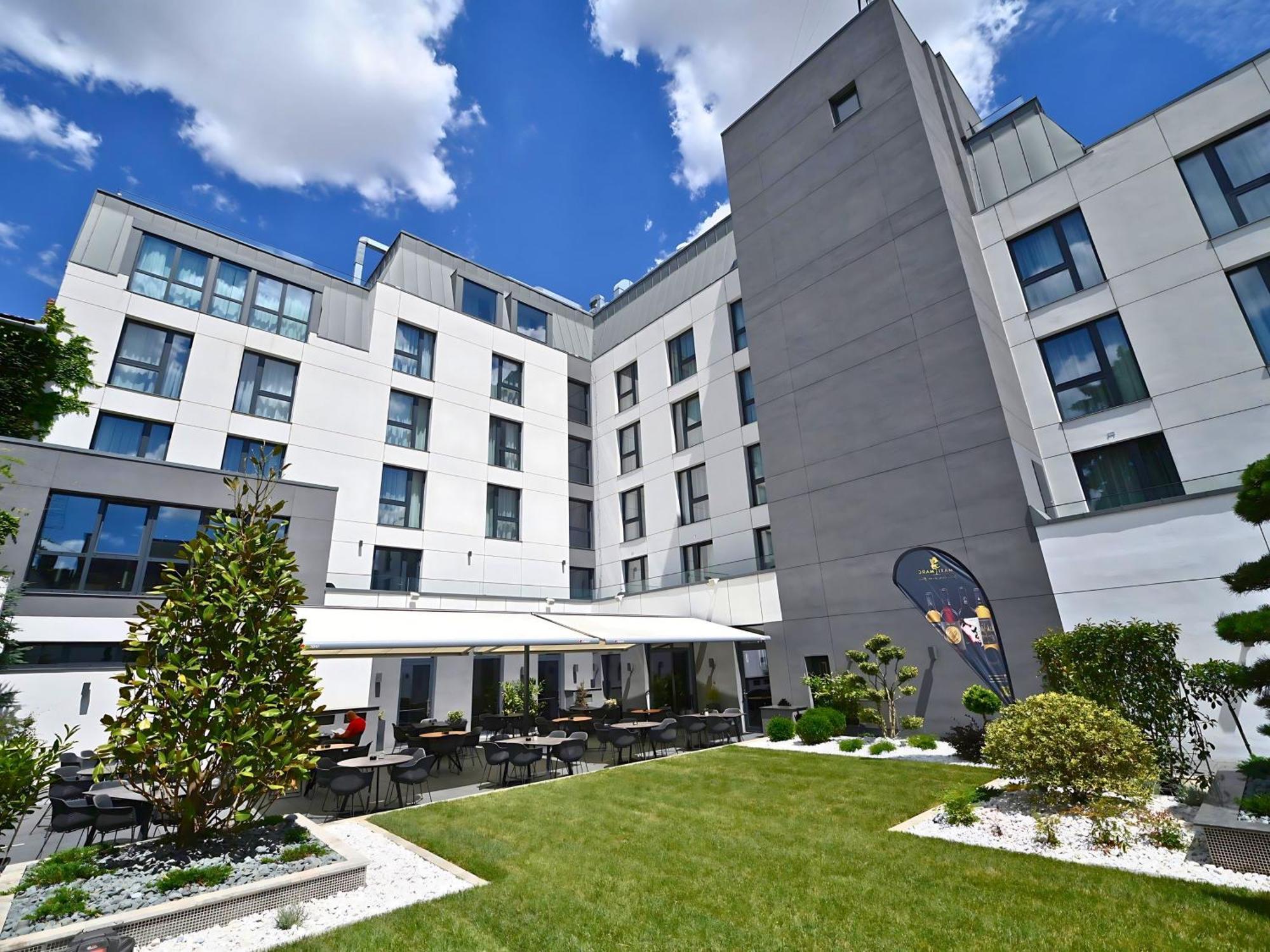 Aniroc Signature Hotel Arad Kültér fotó The courtyard of the new building