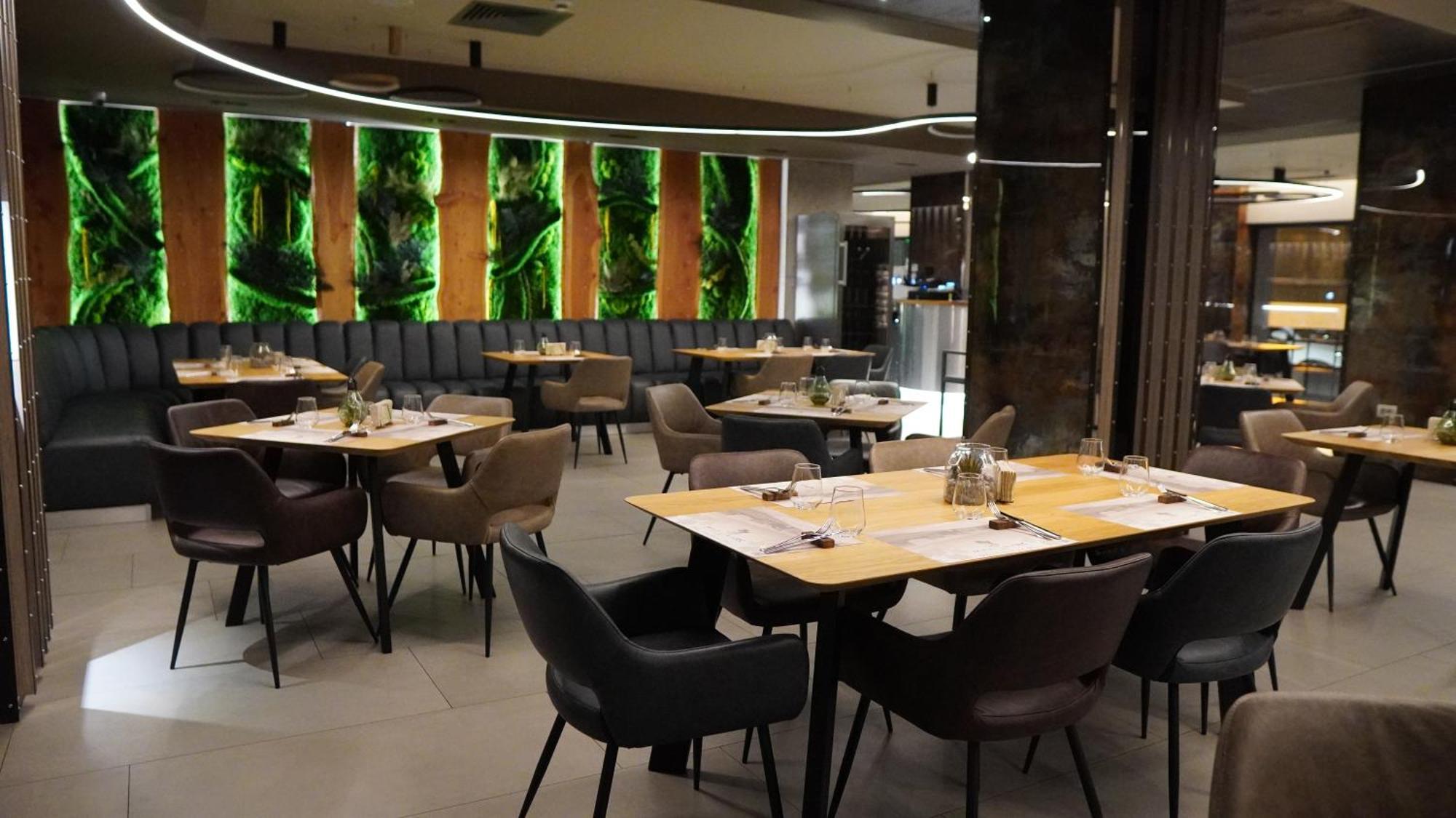 Aniroc Signature Hotel Arad Kültér fotó The interior of the restaurant