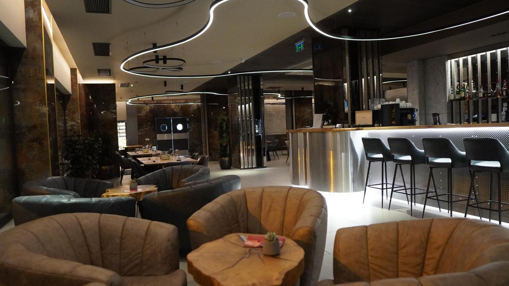 Aniroc Signature Hotel Arad Kültér fotó The lounge at the airport