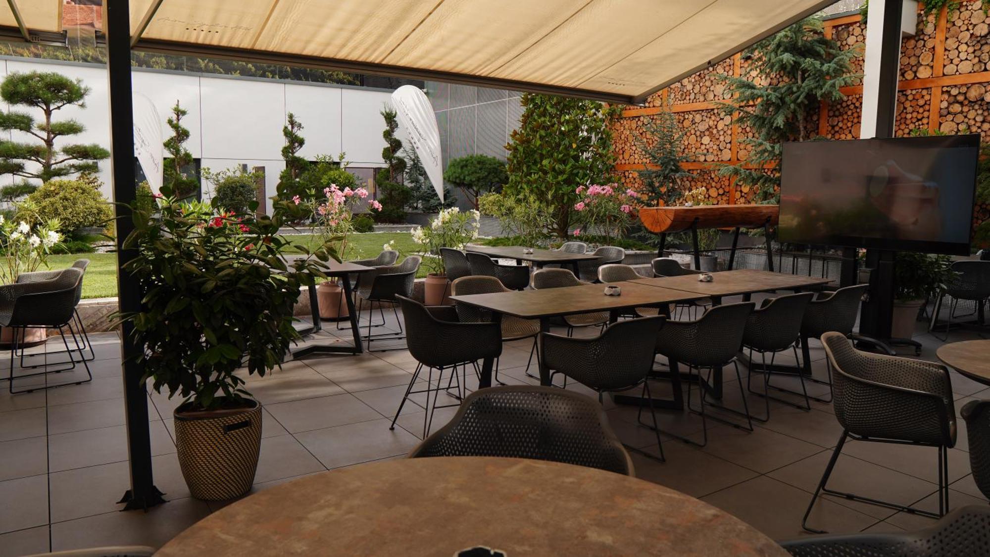 Aniroc Signature Hotel Arad Kültér fotó The restaurant's terrace