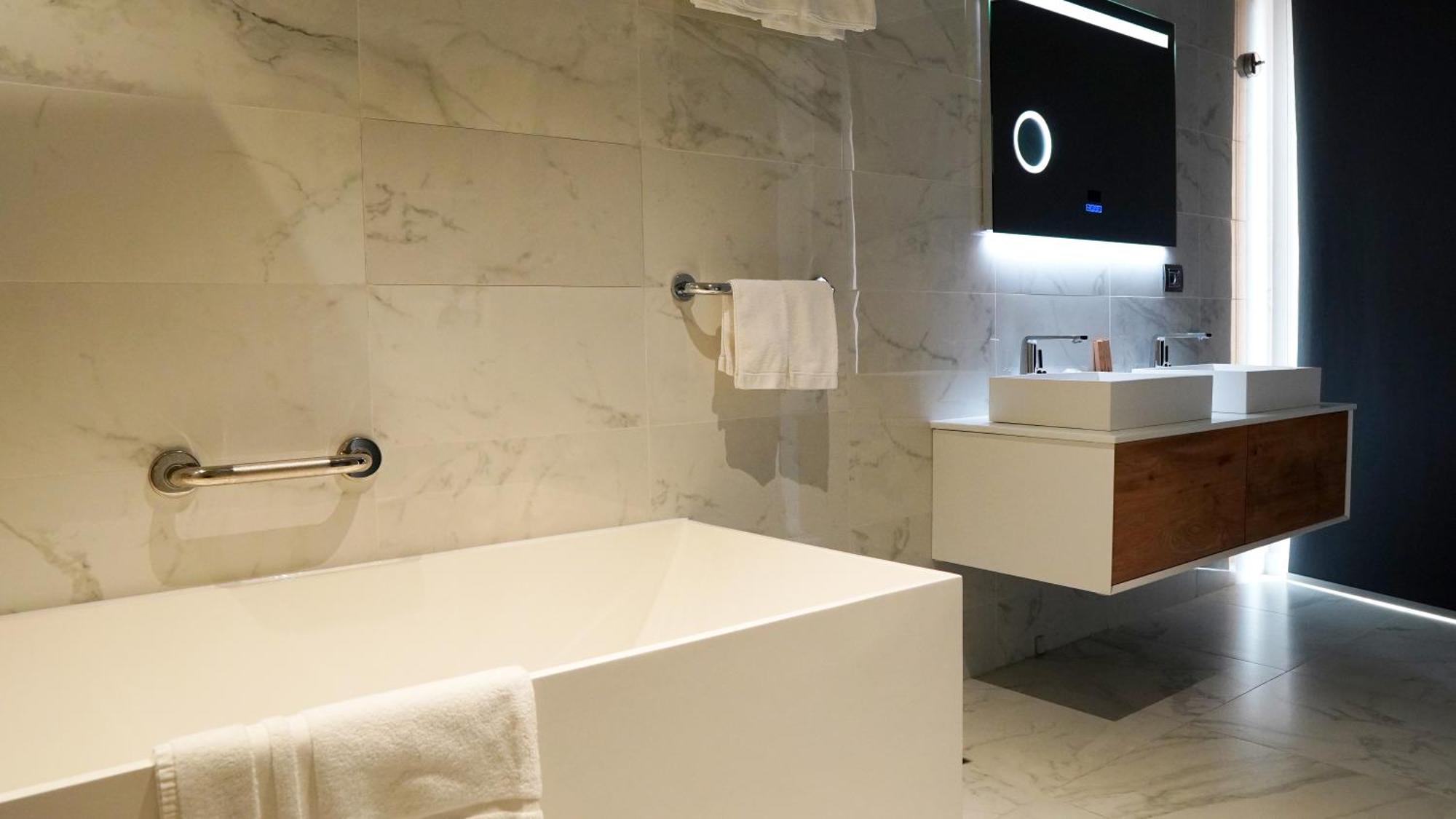 Aniroc Signature Hotel Arad Kültér fotó Bathroom