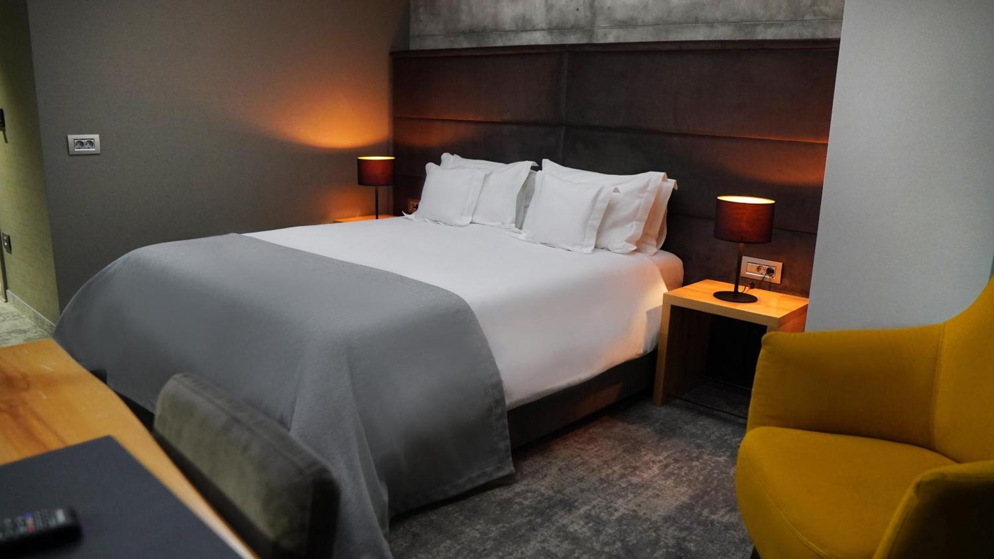 Aniroc Signature Hotel Arad Kültér fotó A bedroom at the hotel