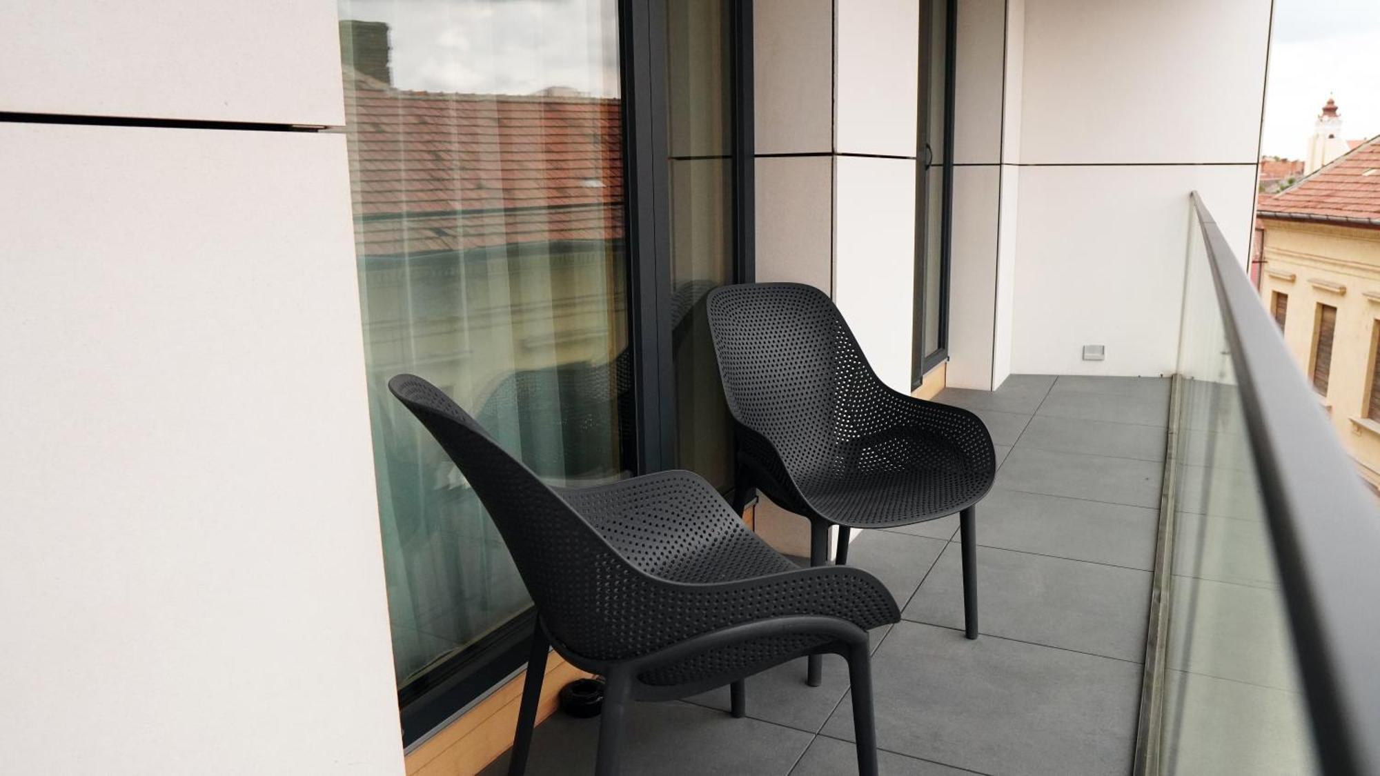 Aniroc Signature Hotel Arad Kültér fotó A balcony in a residential apartment