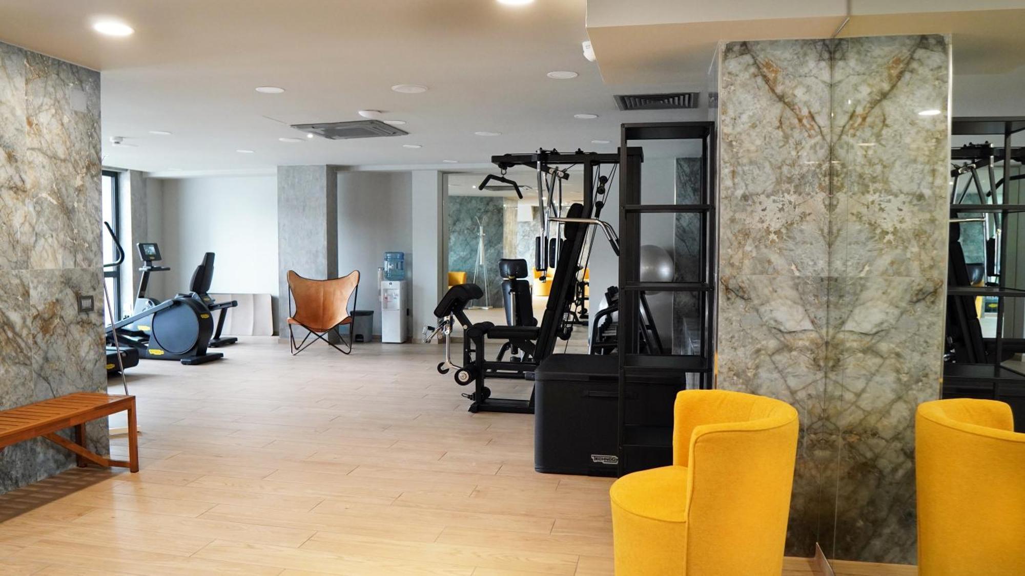 Aniroc Signature Hotel Arad Kültér fotó The gym at the hotel