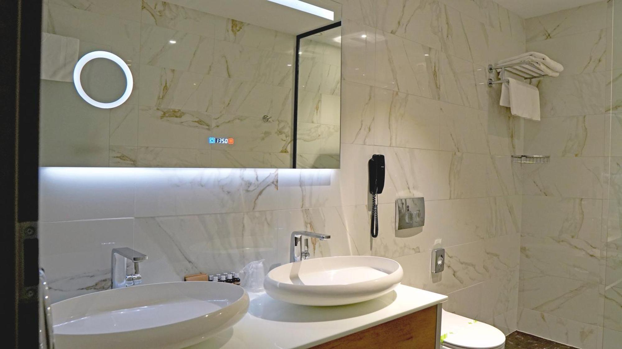 Aniroc Signature Hotel Arad Kültér fotó Bathroom