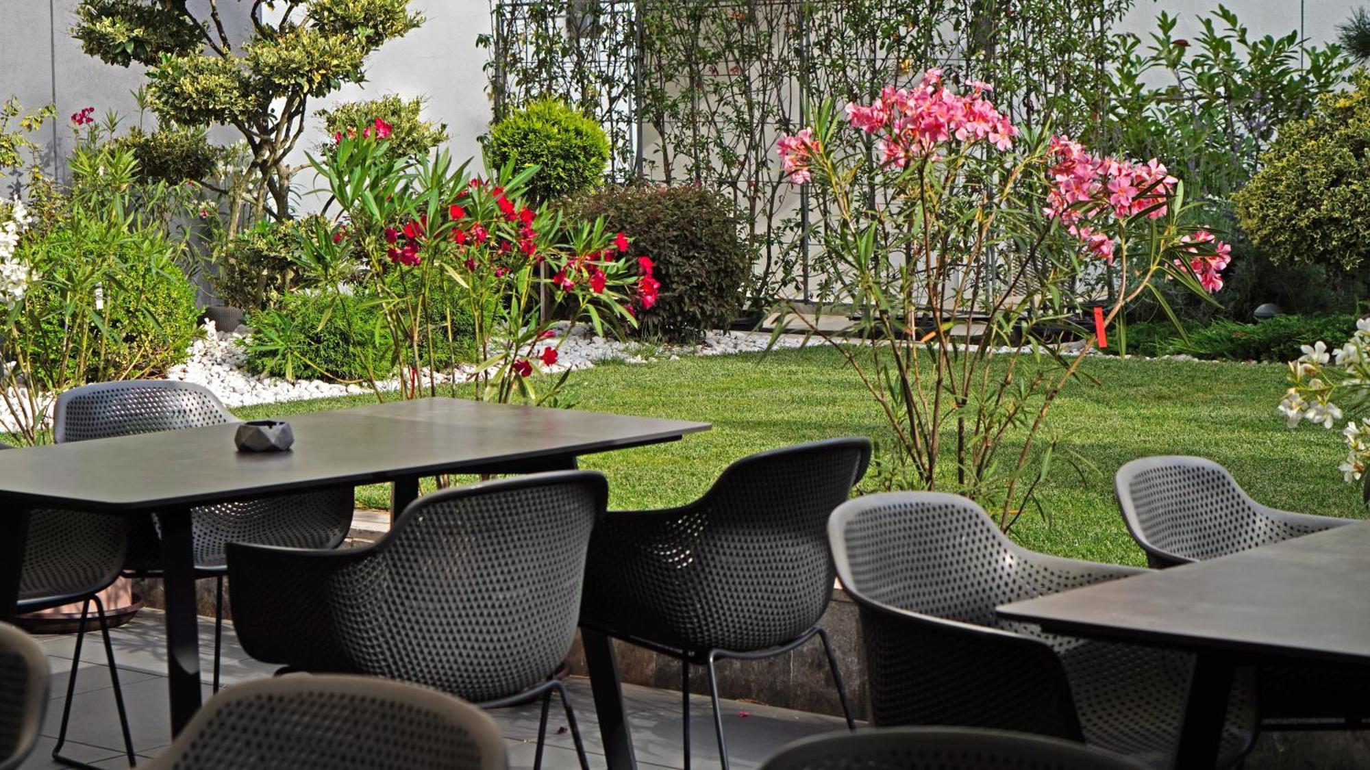 Aniroc Signature Hotel Arad Kültér fotó The garden of the hotel