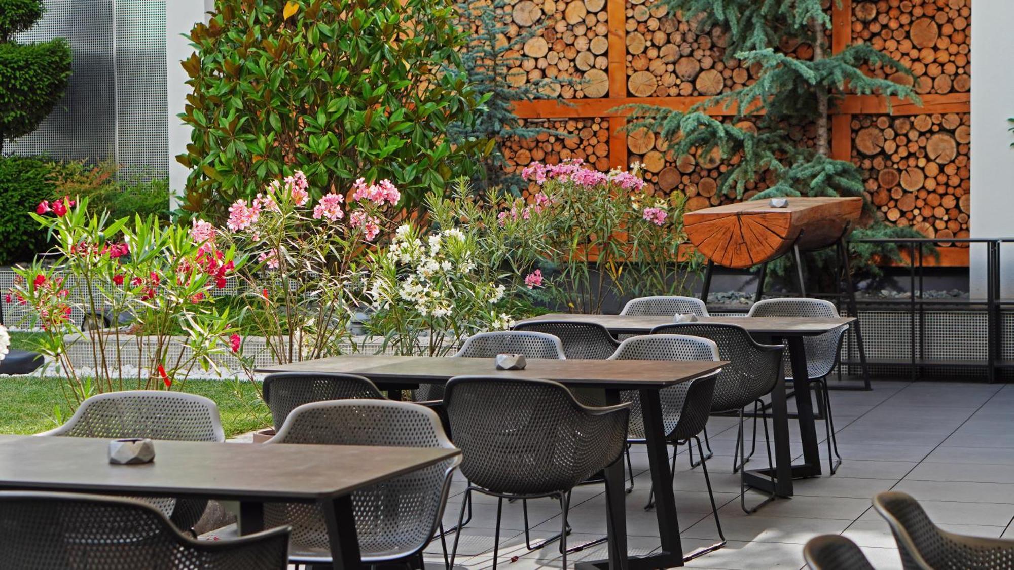 Aniroc Signature Hotel Arad Kültér fotó The outdoor terrace