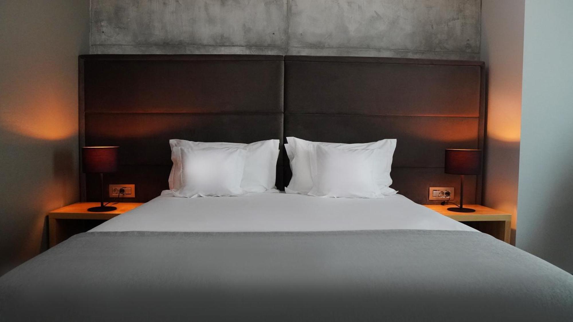 Aniroc Signature Hotel Arad Kültér fotó A bed with two pillows