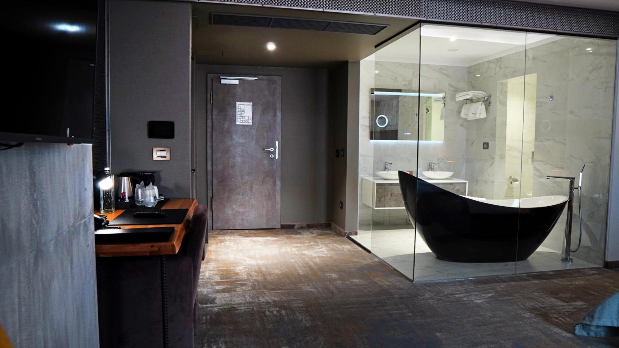 Aniroc Signature Hotel Arad Kültér fotó A bathroom at the hotel