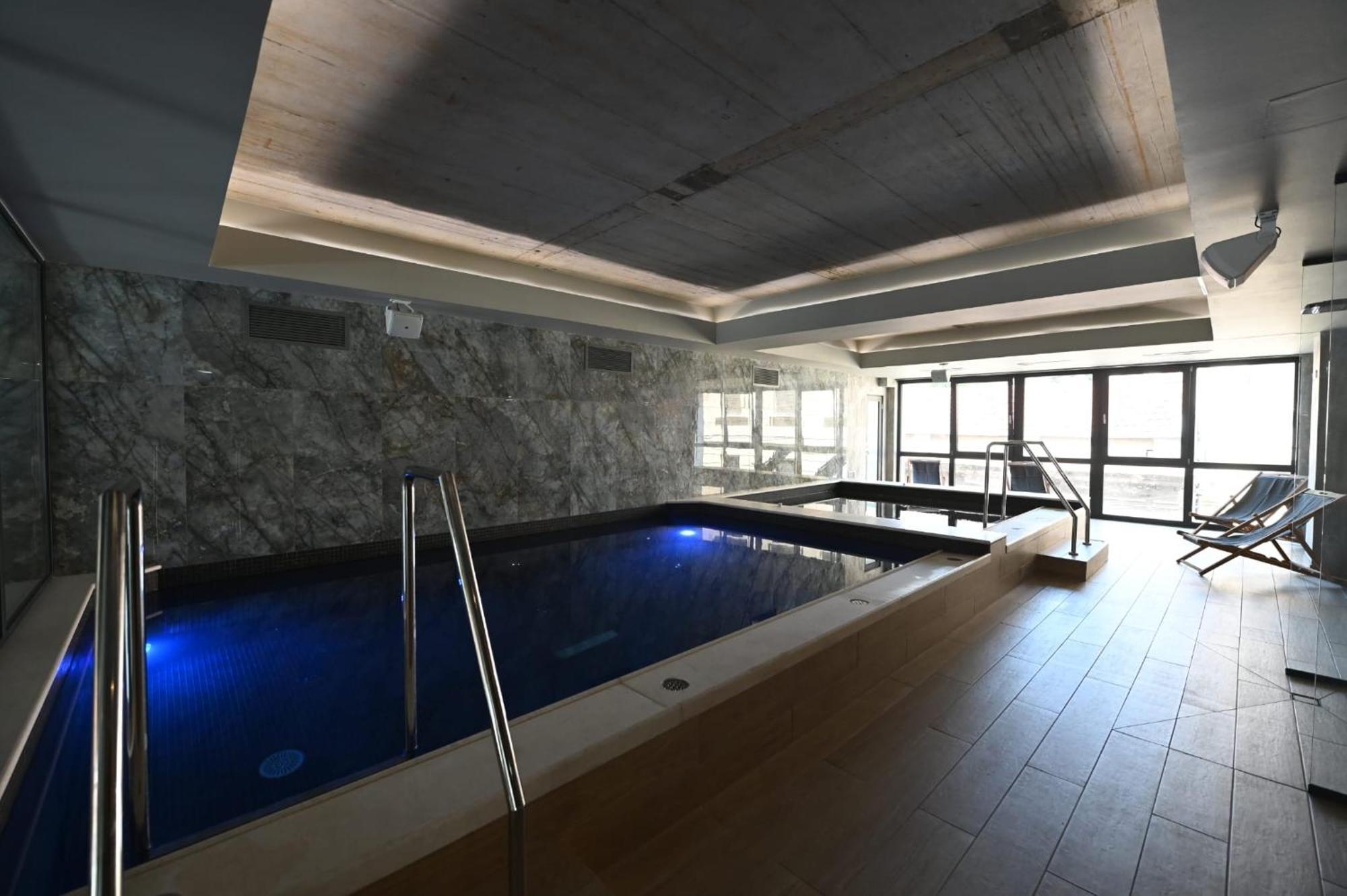 Aniroc Signature Hotel Arad Kültér fotó The pool at the hotel