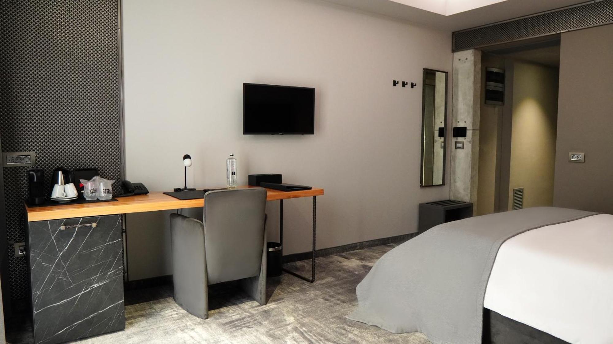 Aniroc Signature Hotel Arad Kültér fotó A room at the hotel
