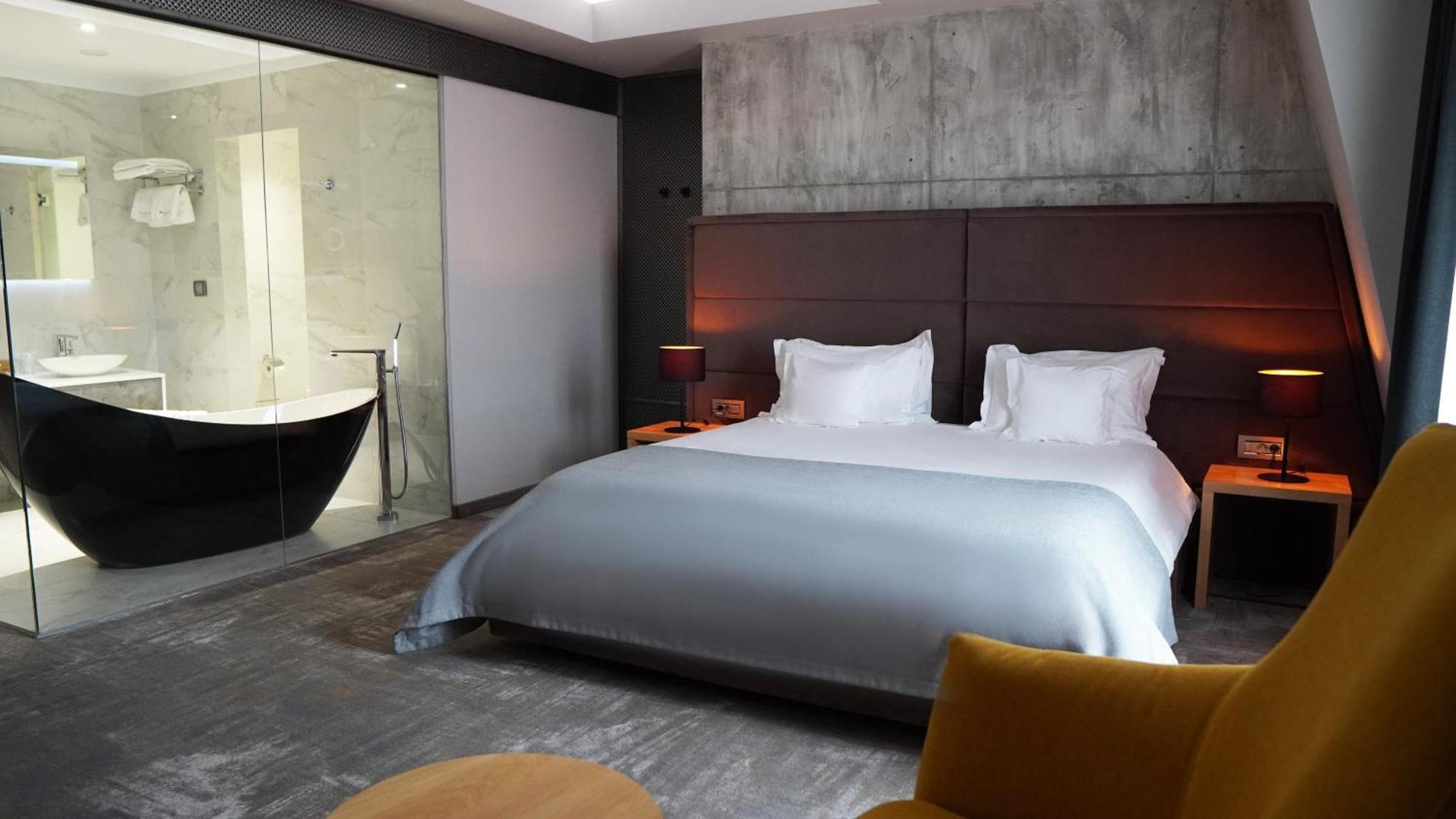 Aniroc Signature Hotel Arad Kültér fotó A bedroom at the hotel