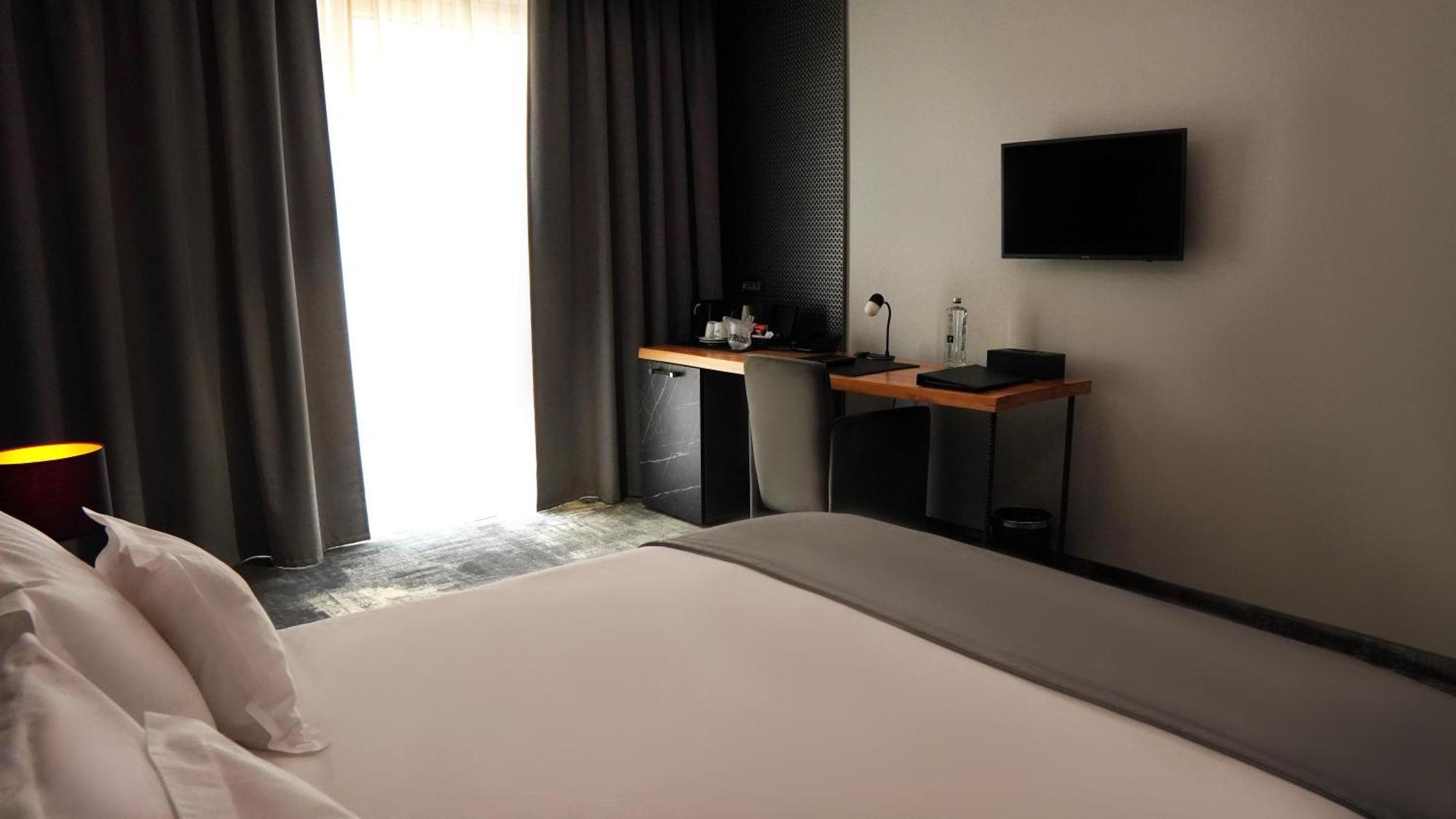 Aniroc Signature Hotel Arad Kültér fotó A room at the hotel