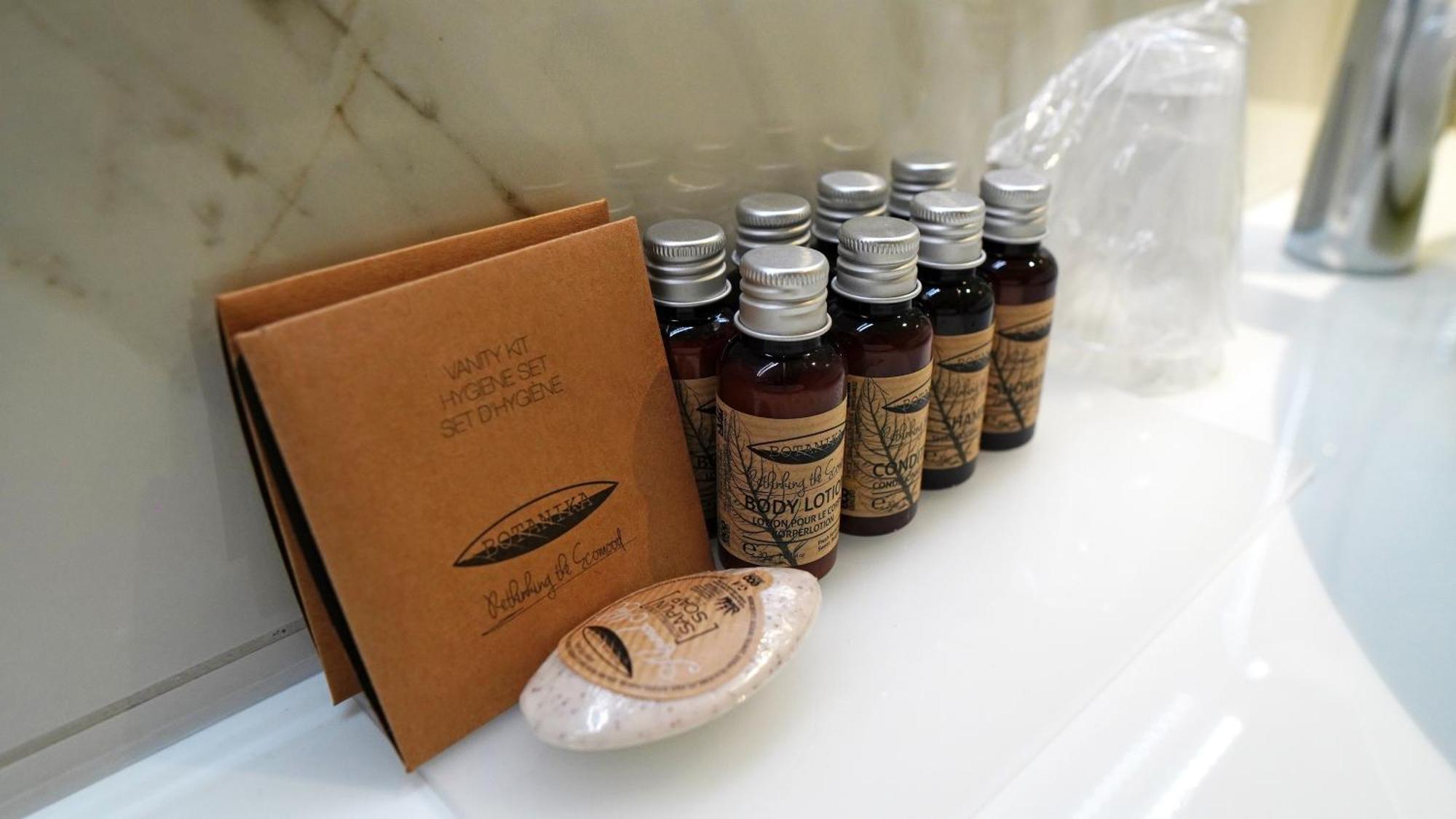 Aniroc Signature Hotel Arad Kültér fotó A selection of hotel amenities