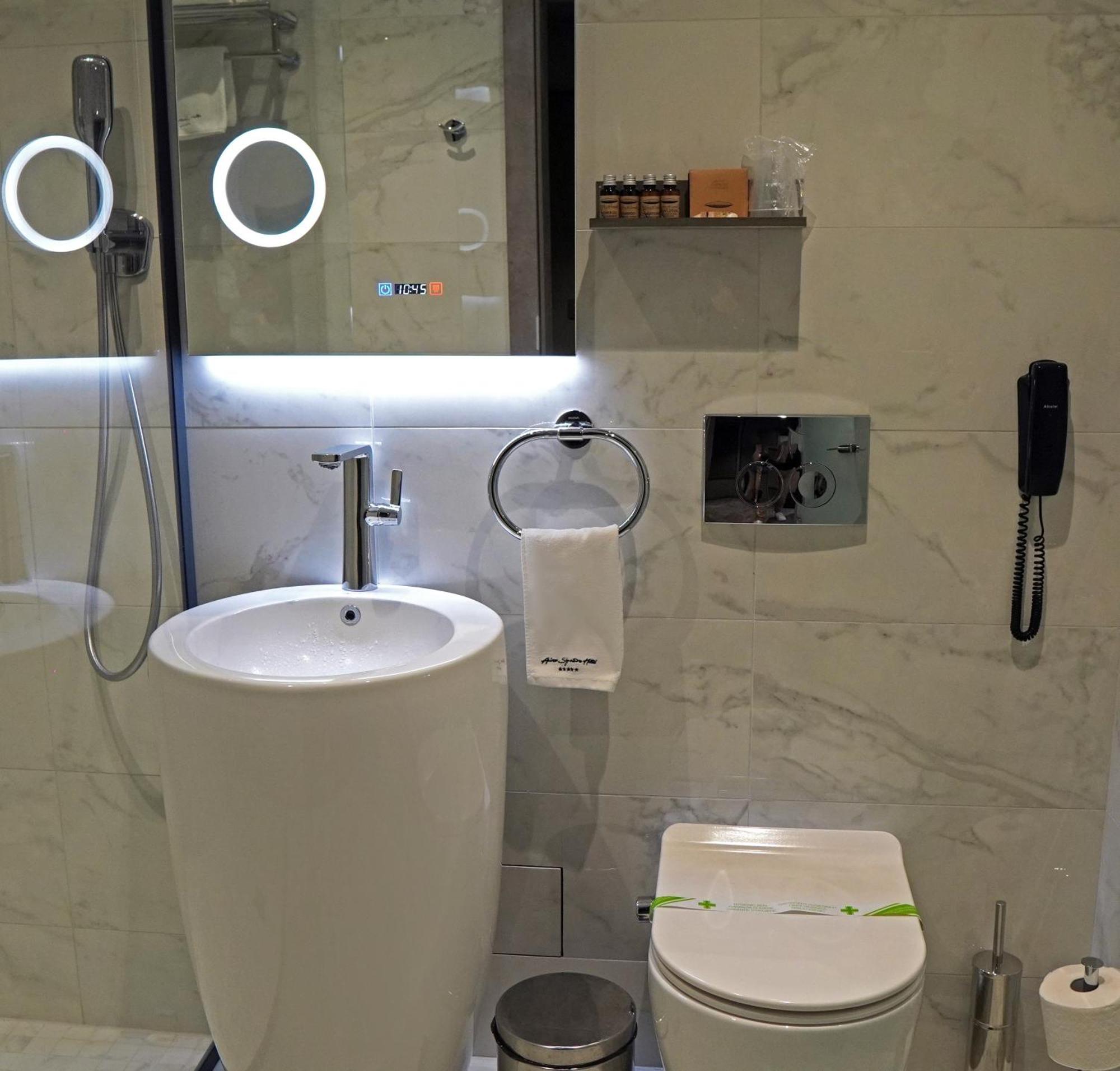 Aniroc Signature Hotel Arad Kültér fotó Bathroom in a hotel