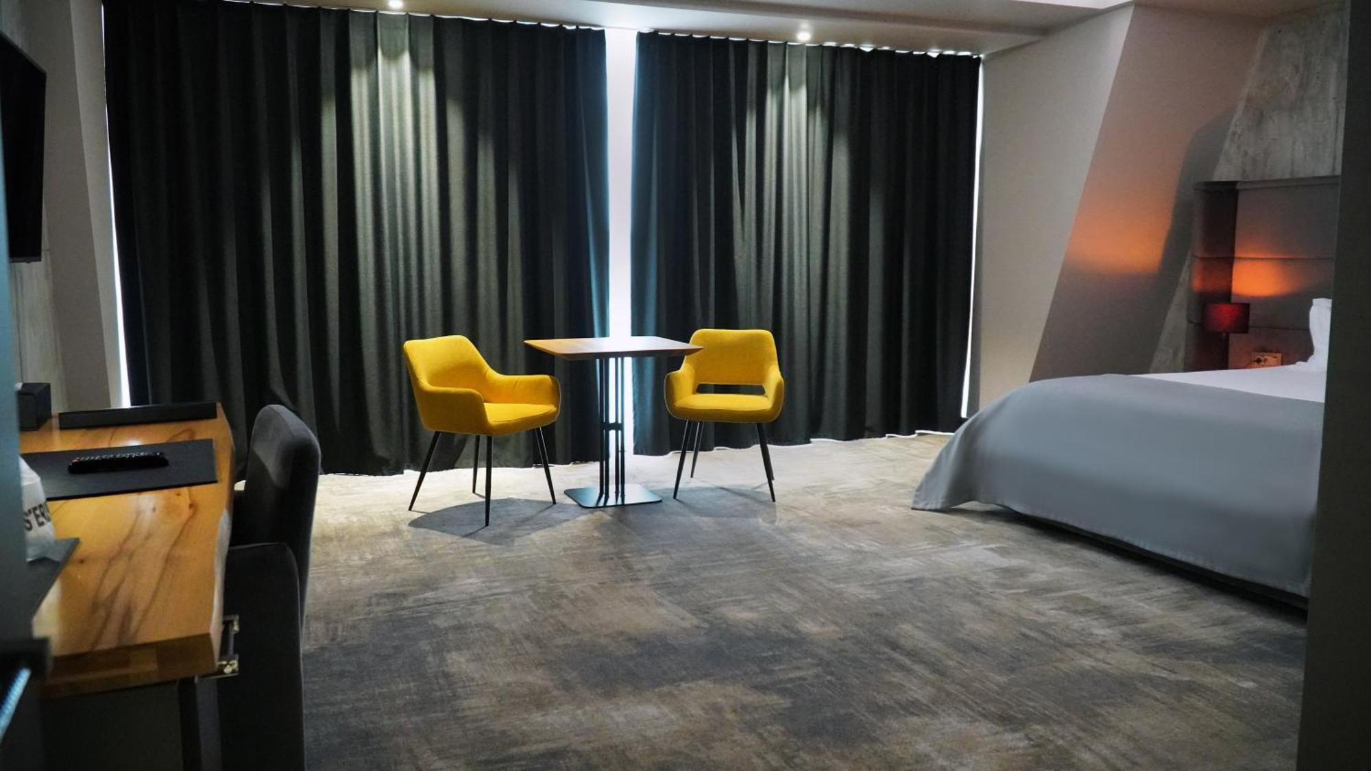 Aniroc Signature Hotel Arad Kültér fotó A room at the hotel