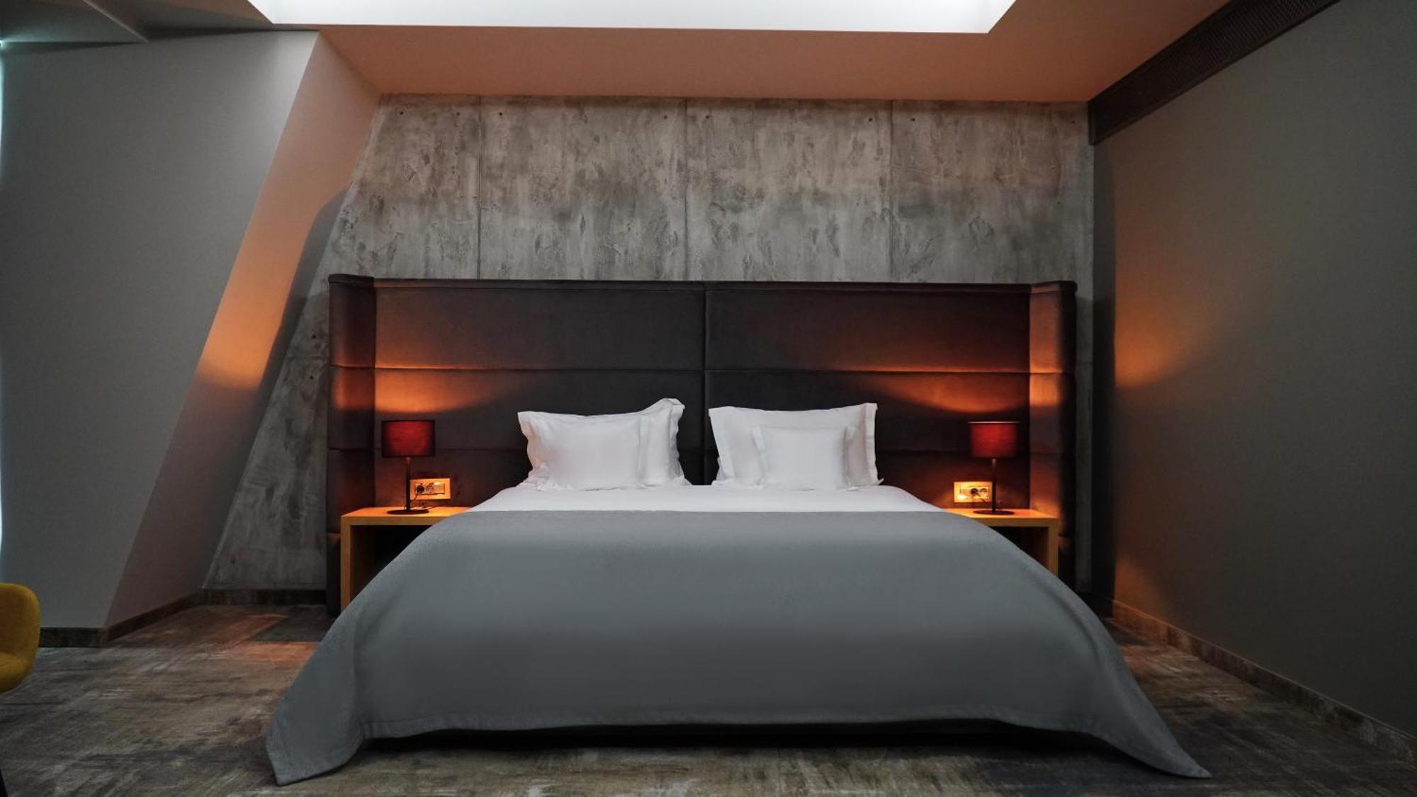 Aniroc Signature Hotel Arad Kültér fotó A bed with a duvet