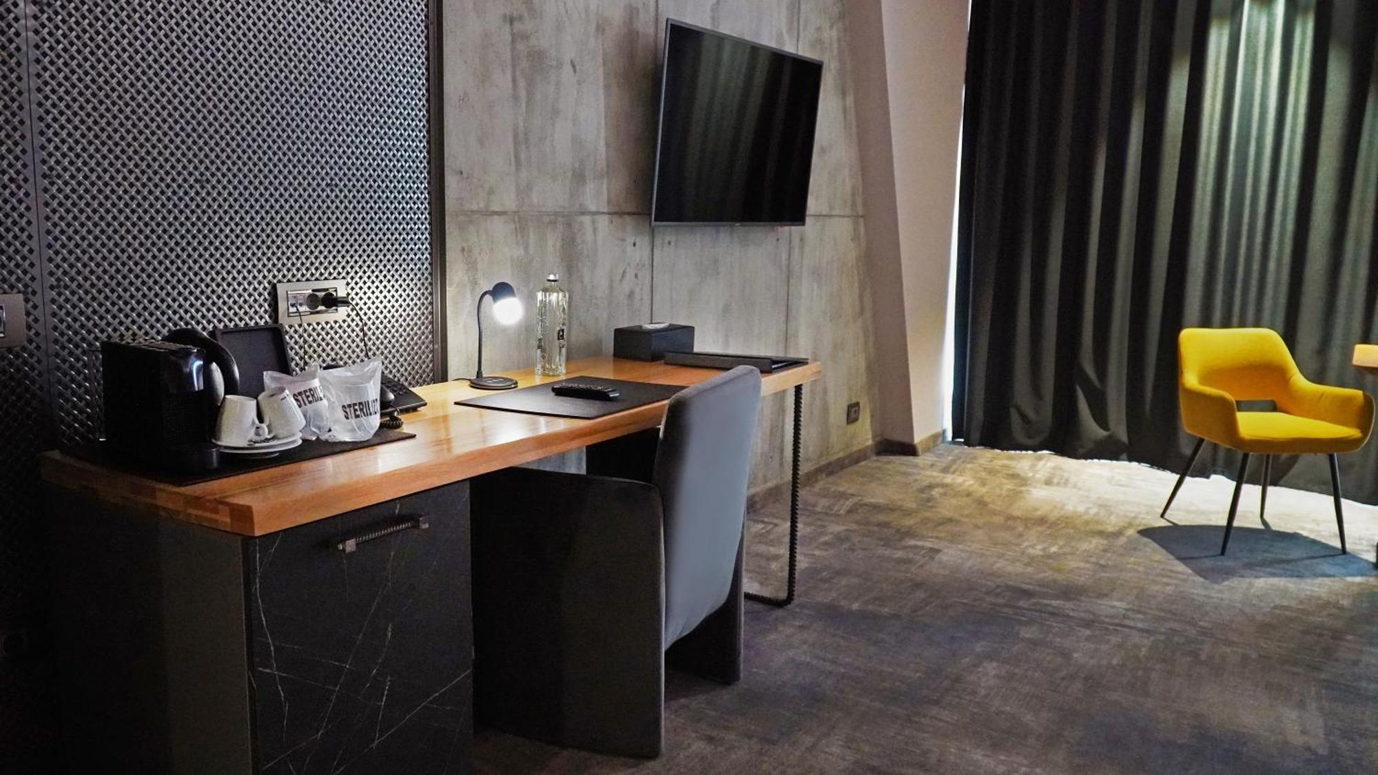Aniroc Signature Hotel Arad Kültér fotó A room at the hotel