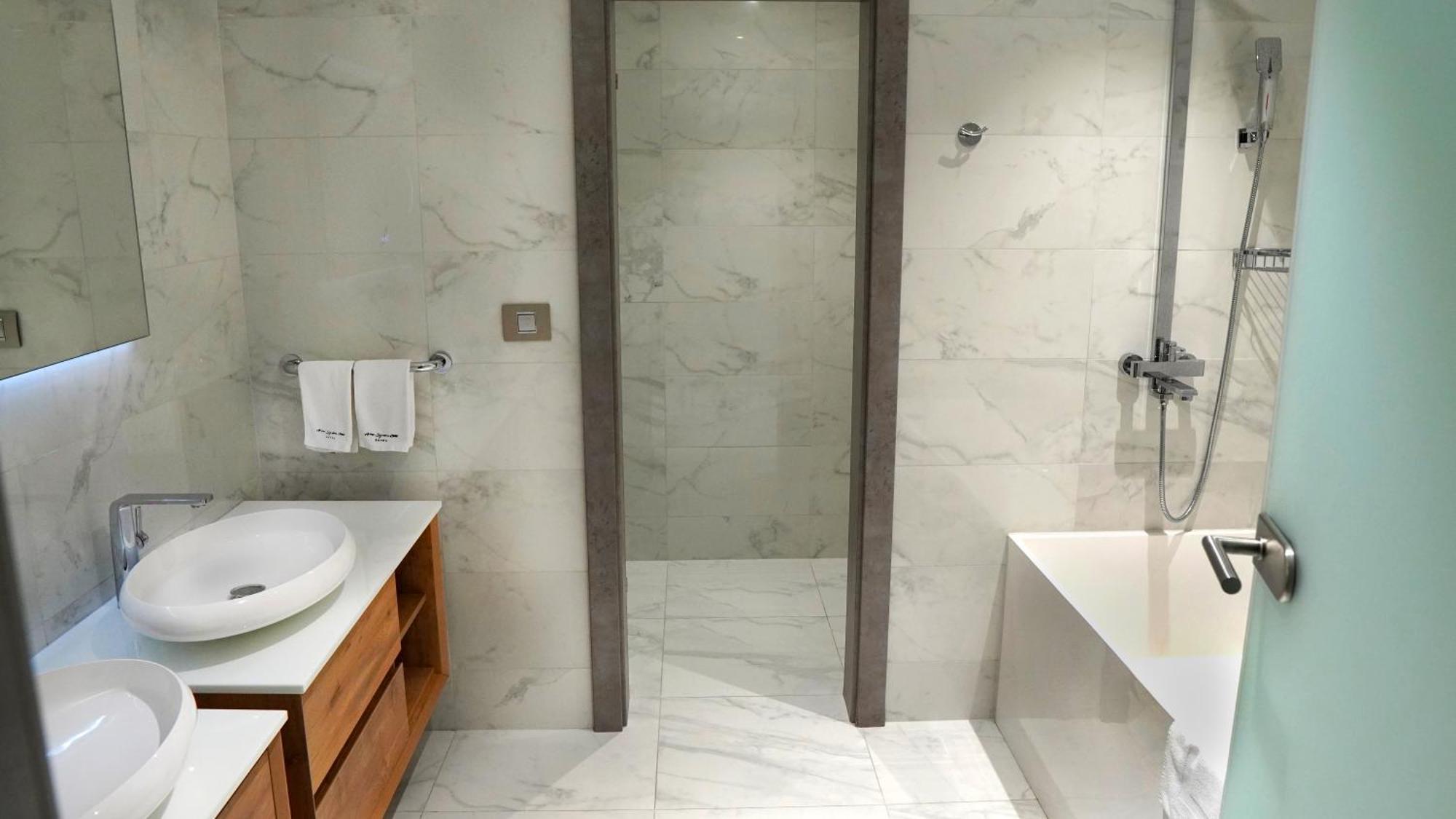 Aniroc Signature Hotel Arad Kültér fotó A shower door
